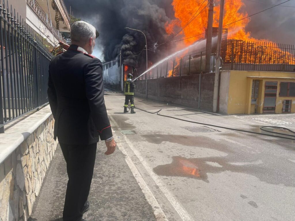 Angri, incendio all’interno della fabbrica “La Torrente”