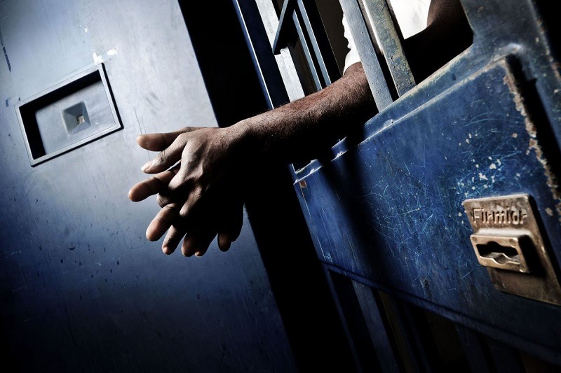 Avellino, detenuto aggredisce agenti e sale sul tetto del carcere