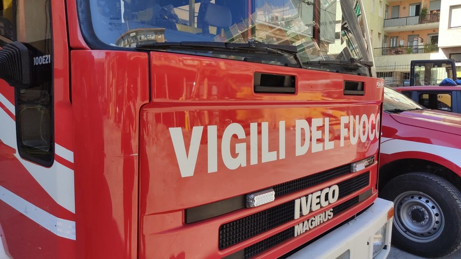 Castelnuovo Cilento, vasto incendio lambisce le case