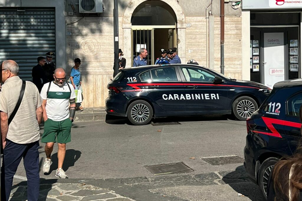Eboli, uomo si barrica in casa con la figlioletta