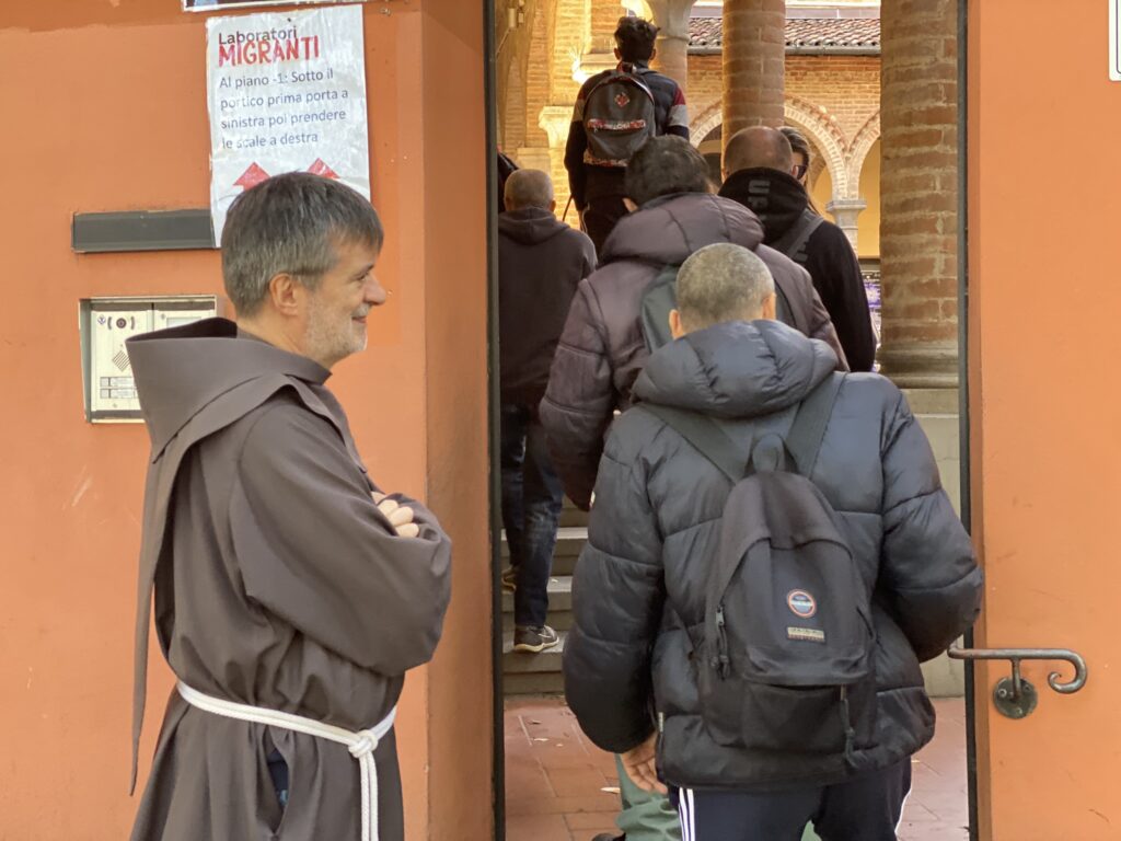 Cava de’ Tirreni: i frati di “Operazione Pane” distribuiscono pagnotte in strada