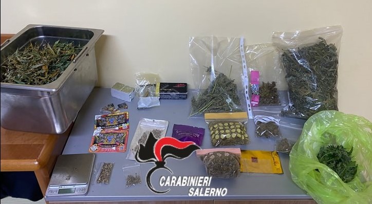 Baronissi, nascondeva droga e munizioni: arrestato