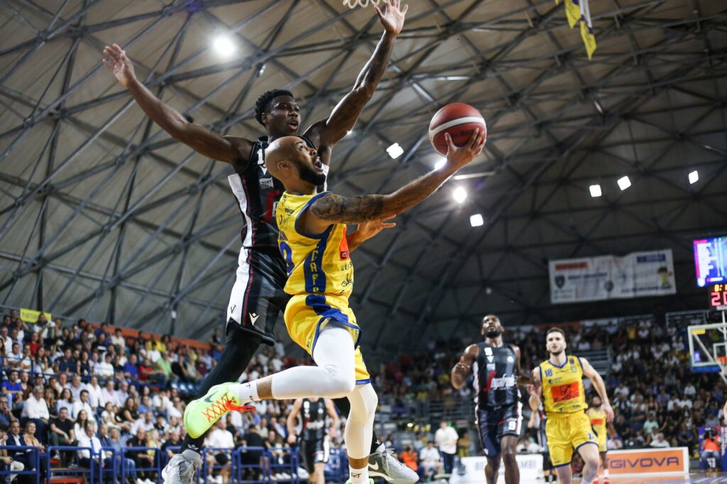 La Givova Scafati combatte ma si arrende alla corazzata Virtus Bologna