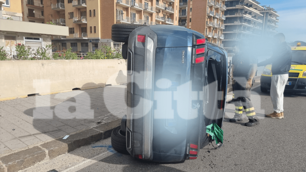 Salerno, incidente in centro: auto si ribalta