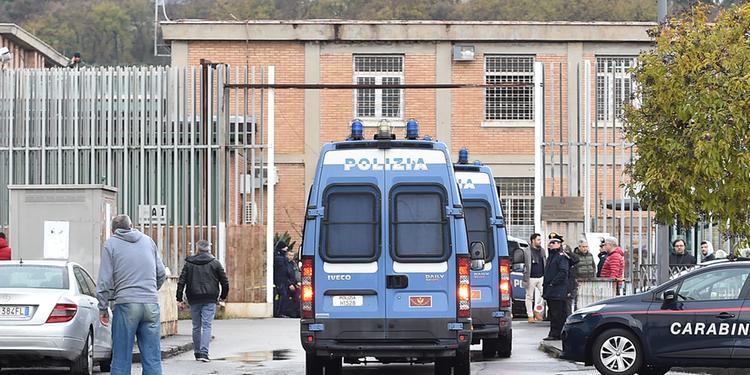 Salerno, paura in carcere: detenuto schiaffeggia comandante
