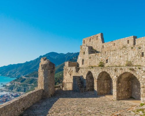 Festa di Halloween, al Castello Arechi niente dolci solo scherzetti e arriva la Polizia