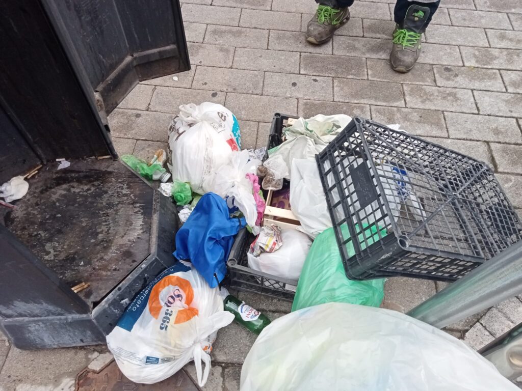 Salerno, i cestini stradali diventano delle micro-discariche