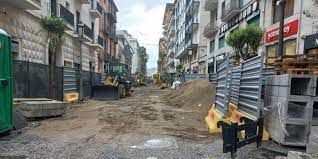 L’elogio dei nostri “umarèll” tra cantieri e miserie umane