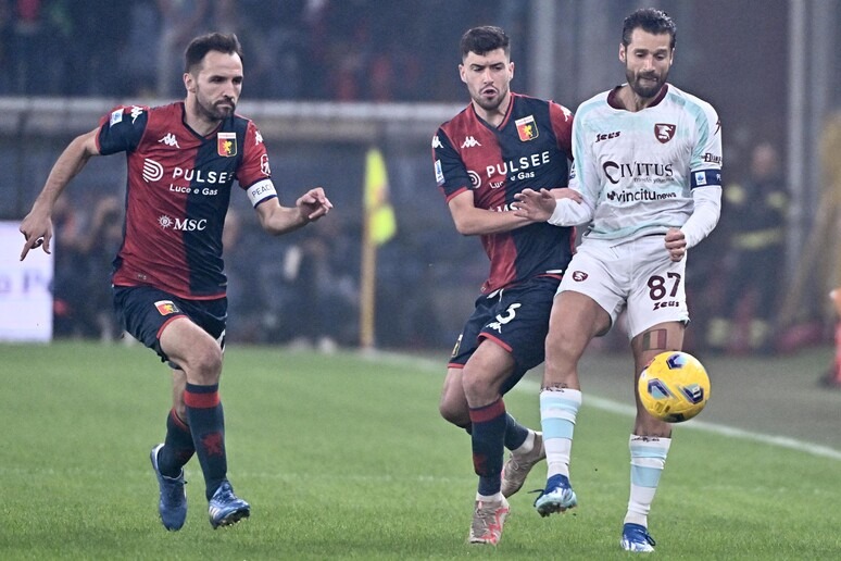 La Salernitana cade ancora, al Genoa basta un gol di Gudmundsson
