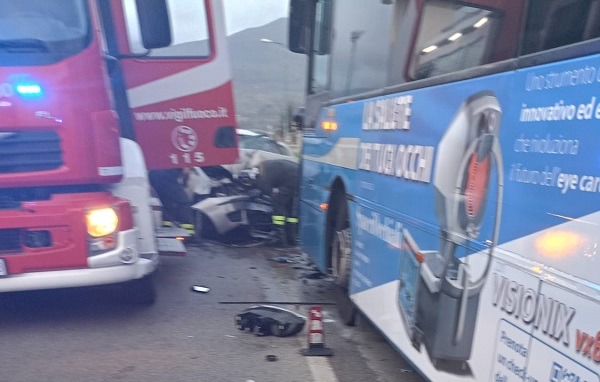Scontro tra bus e auto a Montecorvino Rovella: tre feriti