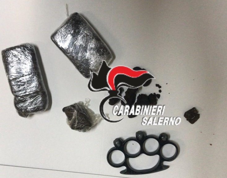 Scafati, droga e un “tira pugni”: un arresto ed una denuncia