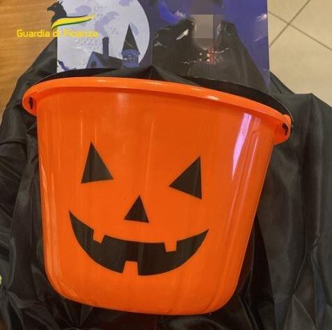 In provincia di Salerno maxi sequestro di gadget di Halloween pericolosi