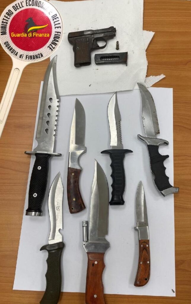 Nascondeva una pistola e 7 pugnali: arrestato 54enne