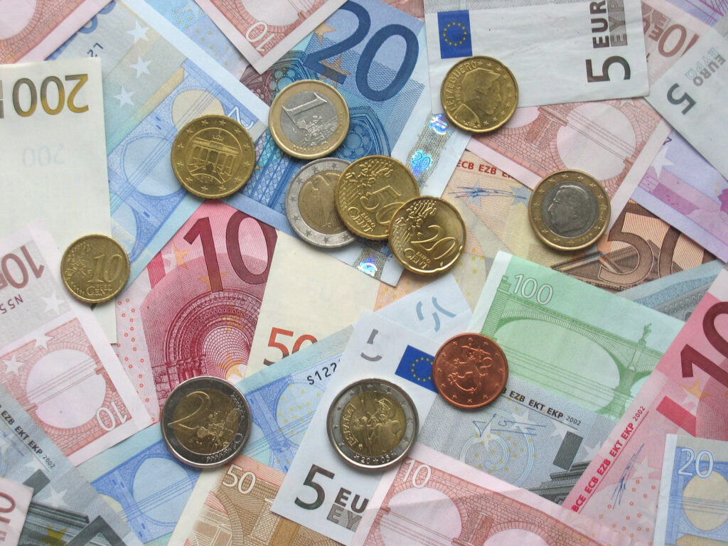 Bonus acqua potabile, 1.000 euro per le famiglie e 5mila alle attività commerciali
