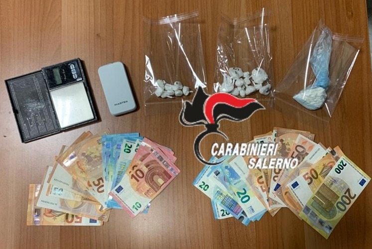 Salerno, droga e contanti nascosti in casa: due arresti