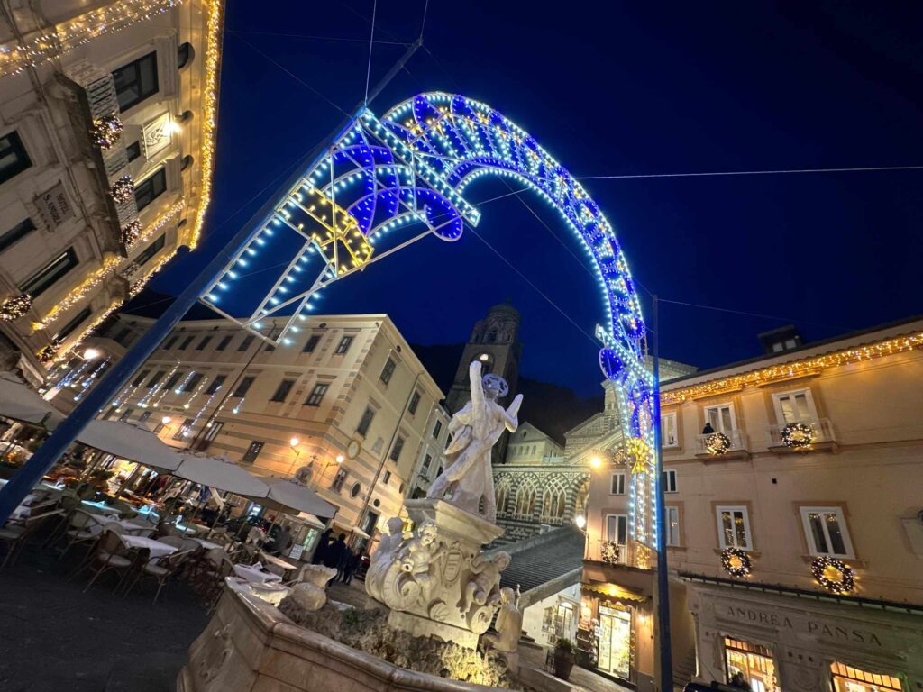 Ad Amalfi accese le luminarie di Natale