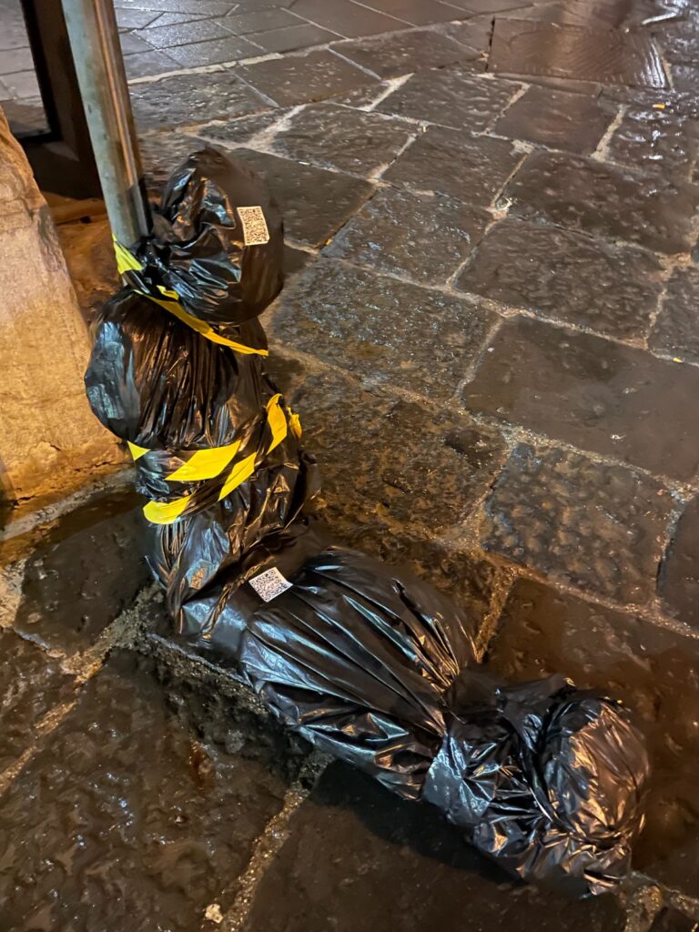 Cava de’ Tirreni, cadaveri finti sugli alberi: s’indaga