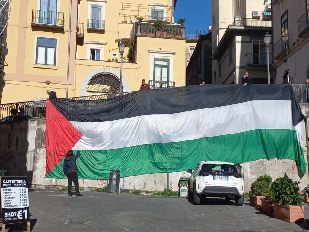 Stop al genocidio a Gaza, maxi bandiera della Palestina al Duomo