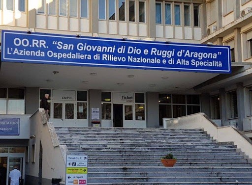 Bussa a 4 ospedali per una gastroscopia: operato dopo 12 ore