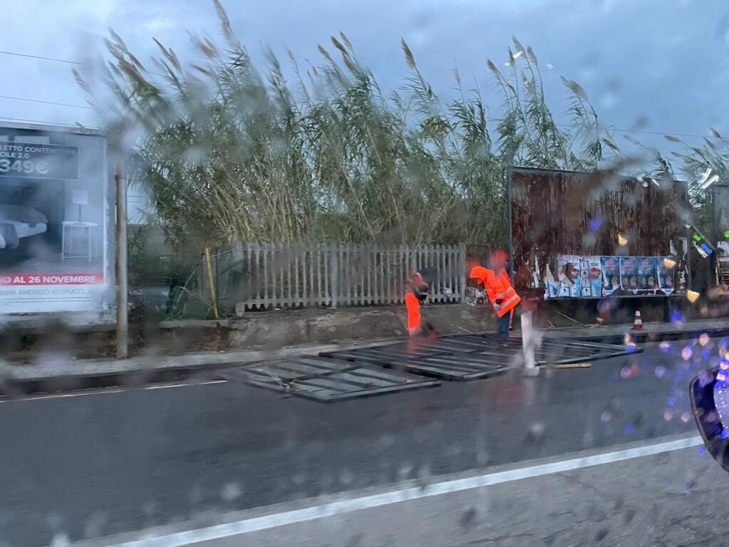 Precipita cartello in via generale Clark a Salerno: traffico in tilt