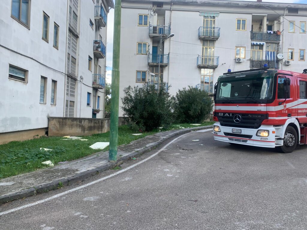 Salerno, il vento stacca cappotto termico da palazzina