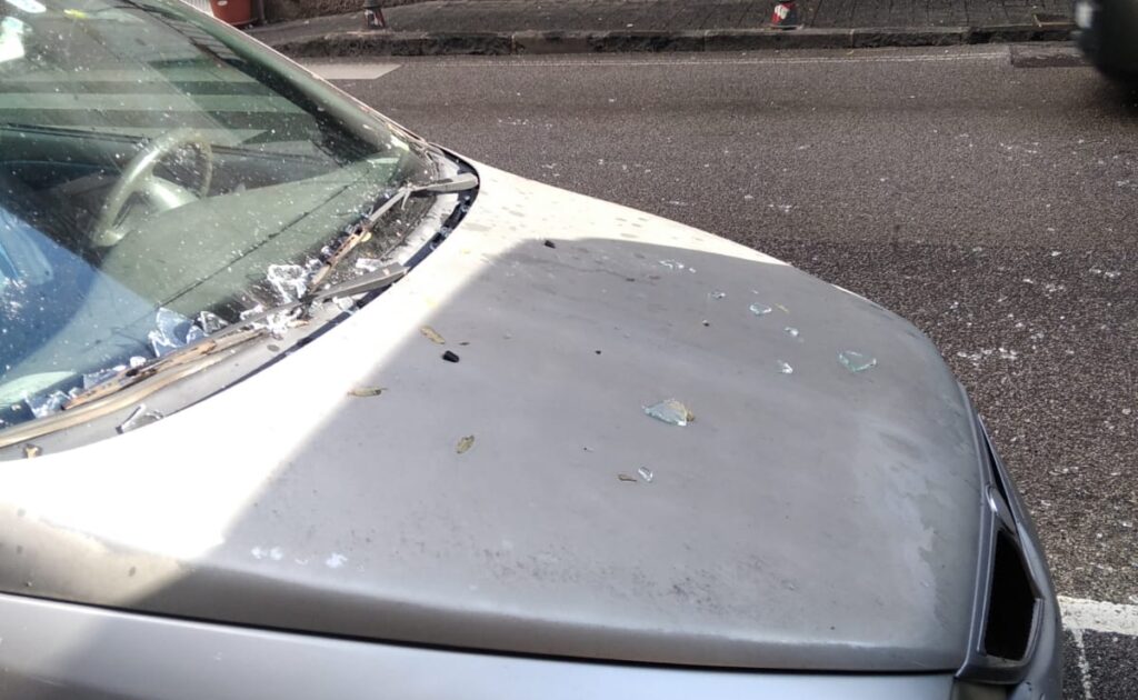 Cava de’ Tirreni, volano grossi pezzi di vetro in strada