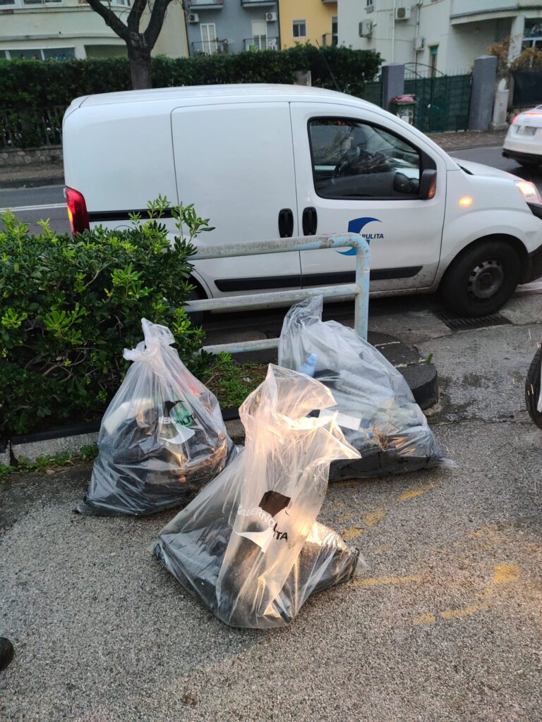 Rimosse le bottiglie di olio sulla spiaggia di Torrione