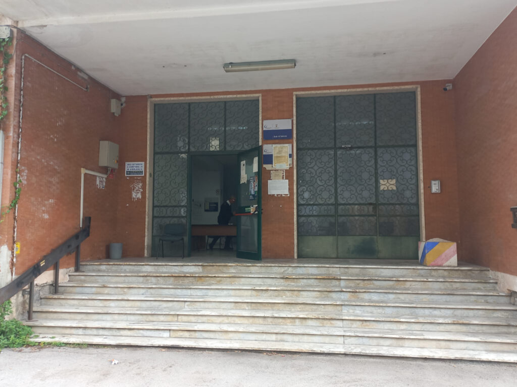 Cede il soffitto, inagibile l’ex collocamento di Salerno