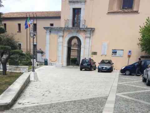 Buccino, mazzetta al Comune: dirigente nei guai
