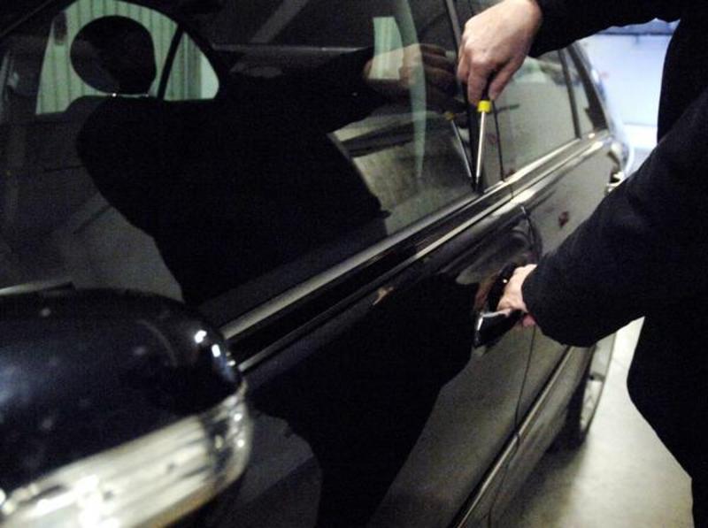 Laurino, rubate due auto e attrezzi agricoli