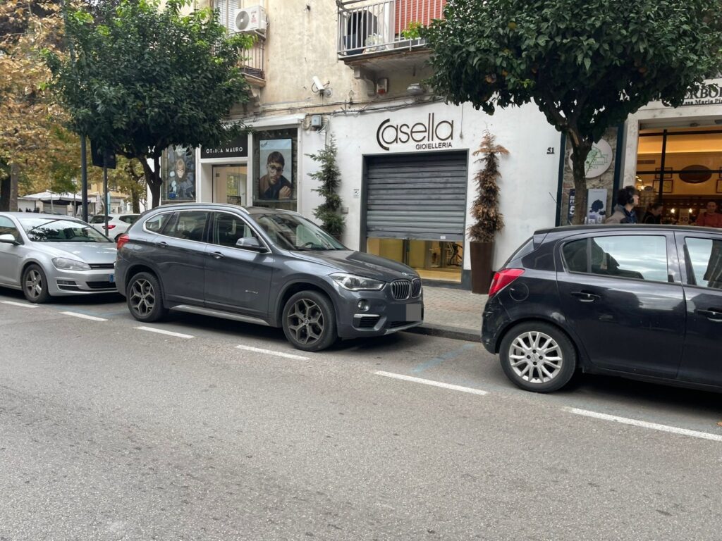 Battipaglia, ladri in Maserati svaligiano la gioielleria