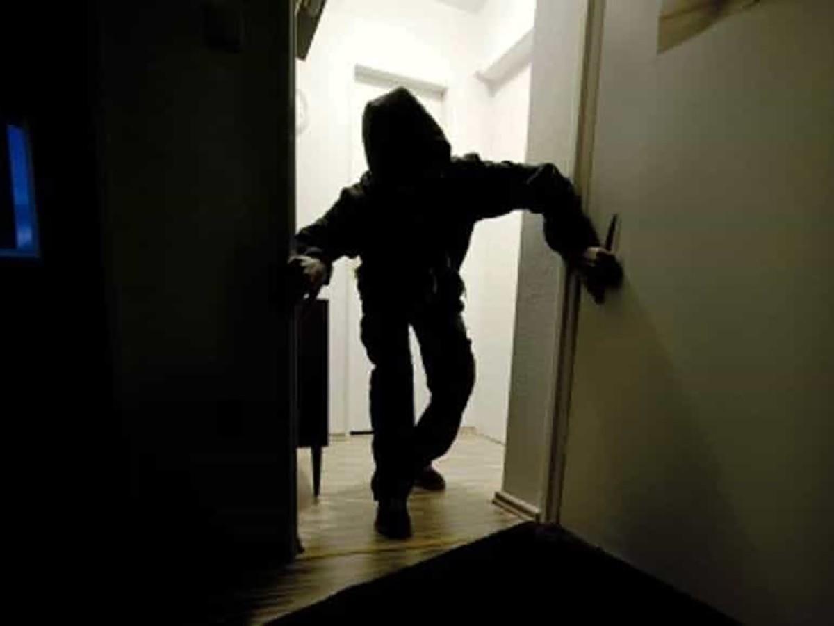 Cava de’ Tirreni, comes out of the shower and finds thieves in the house