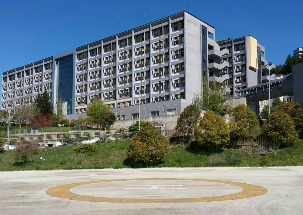 Donna morta per intossicazione, tre indagati