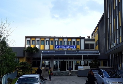 «Niente visita a mia figlia: è in Rianimazione»