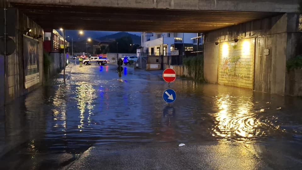 Mercato San Severino, si allaga ancora il ponte di via Faraldo