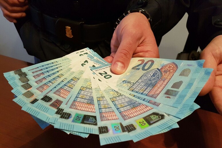 Spendevano soldi falsi, tre arresti a Capaccio