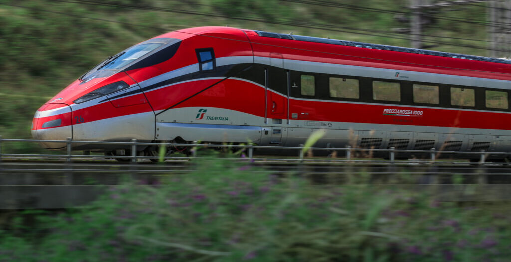 Ministro Lollobrigida fa fermare il “Frecciarossa” diretto a Salerno e scende: scoppia la polemica