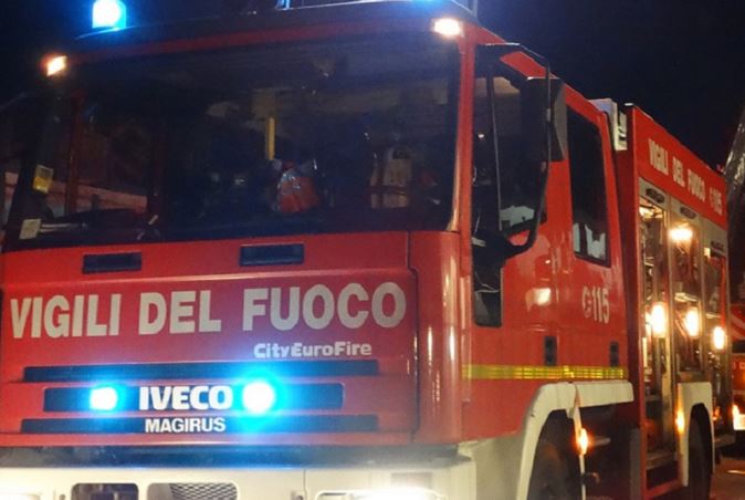 Auto in fiamme sulla Cilentana: illeso il conducente