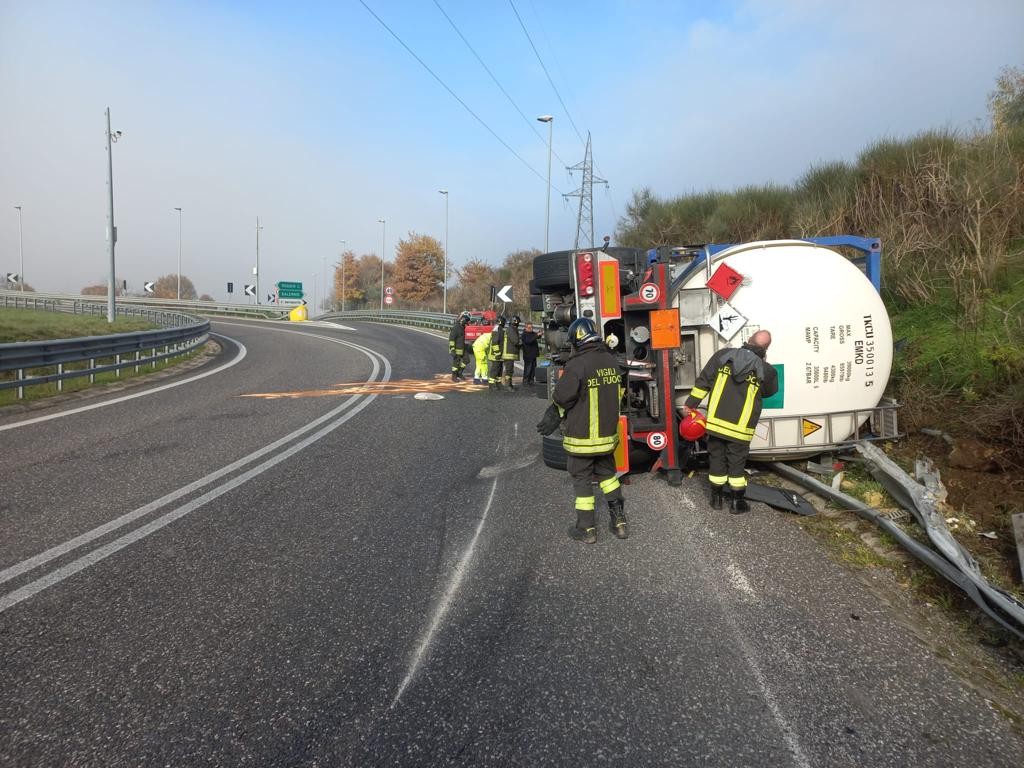 Cisterna con liquido infiammabile si ribalta: chiusa la A2
