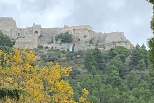 Bandiera della Palestina srotolata dal Castello Arechi a Salerno