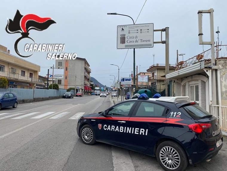 Non si ferma all’alt dei carabinieri e finisce contro auto in sosta: arrestato