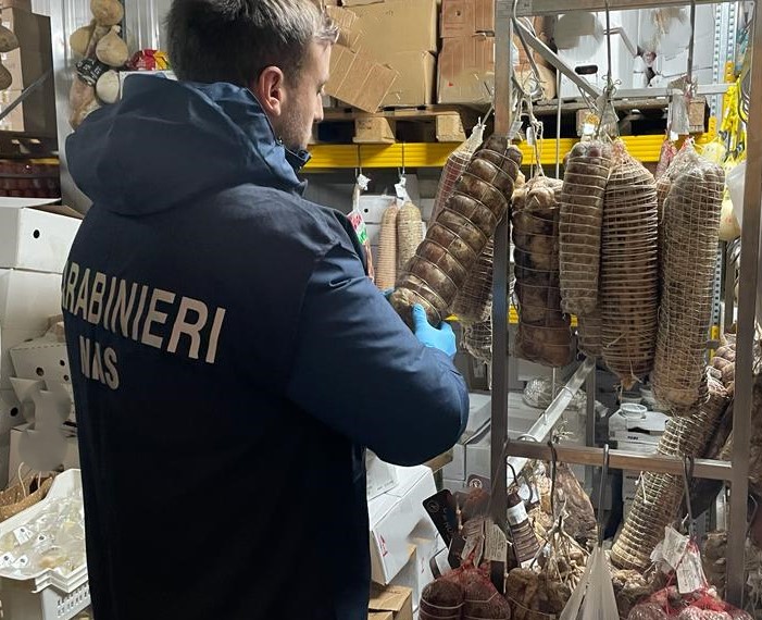 I Nas chiudono deposito con alimenti scaduti e privi di tracciabilità