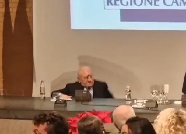 De Luca, brutta caduta durante il brindisi in Regione