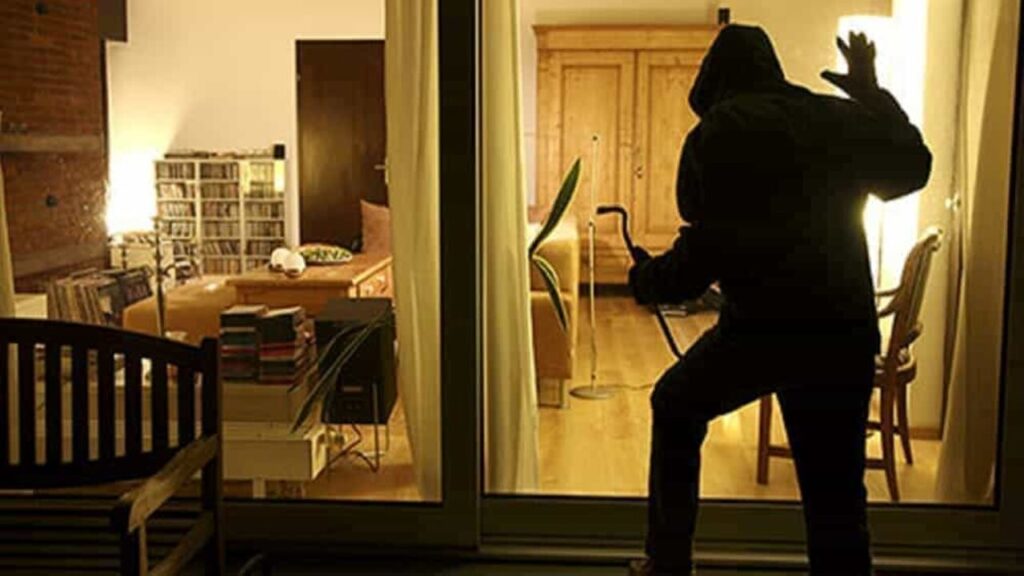 Vallo della Lucania, ladri in casa: insegnante li mette in fuga