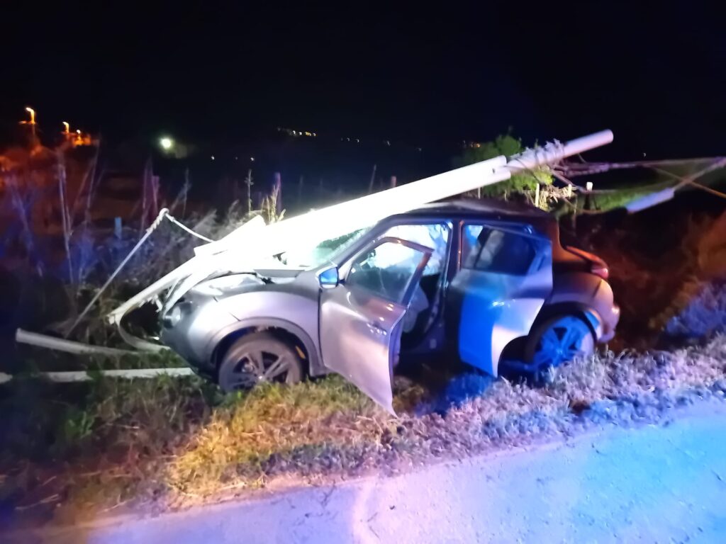 Incidente a Eboli, auto finisce contro un palo