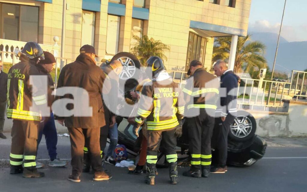 Capaccio, schianto sulla statale 18: auto si ribalta