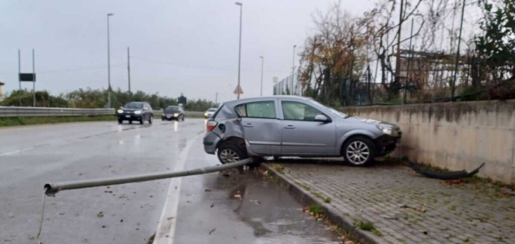 Pontecagnano, auto abbatte palo della luce