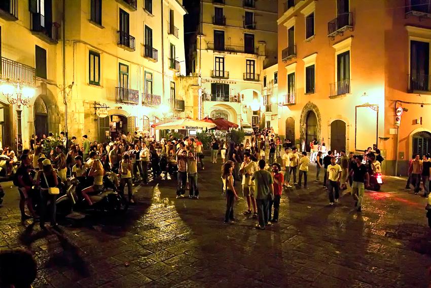 Salerno, lo struscio con i tavoli dei bar “a tempo”