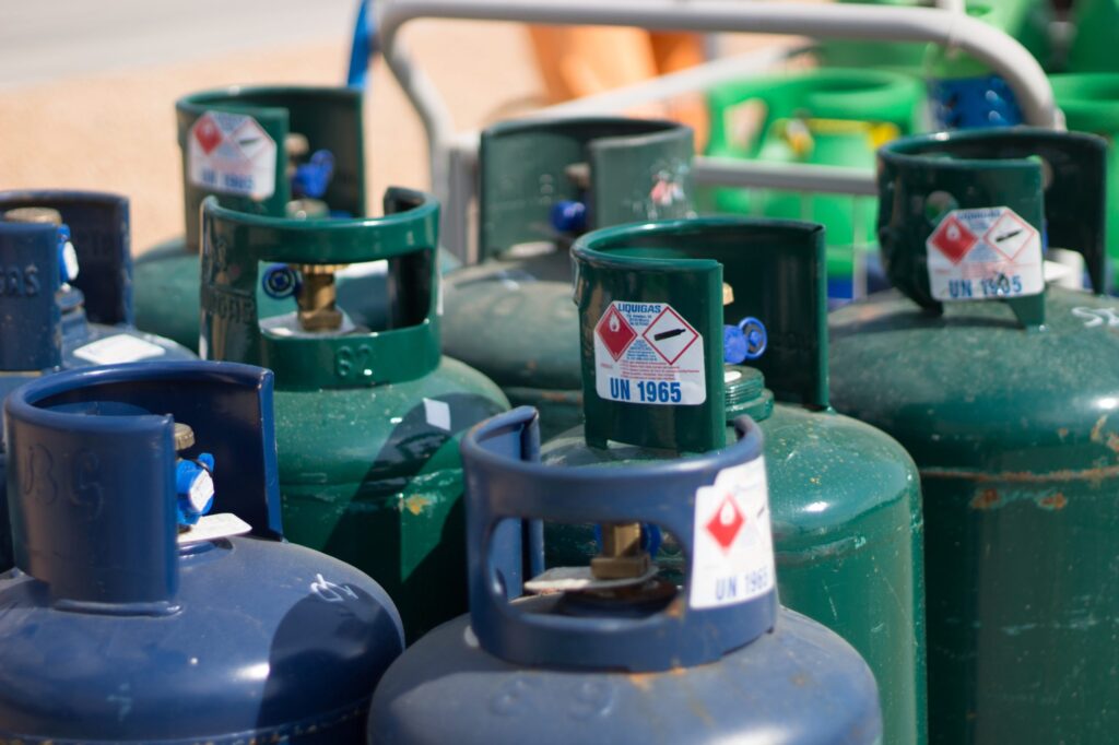 Bombola del gas in fiamme: tre ustionati a Eboli