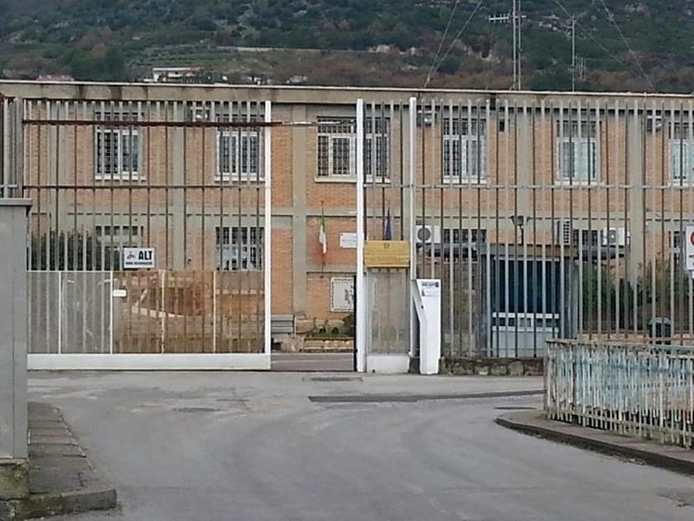 Carcere di Salerno, detenuto aggredisce agente penitenziario